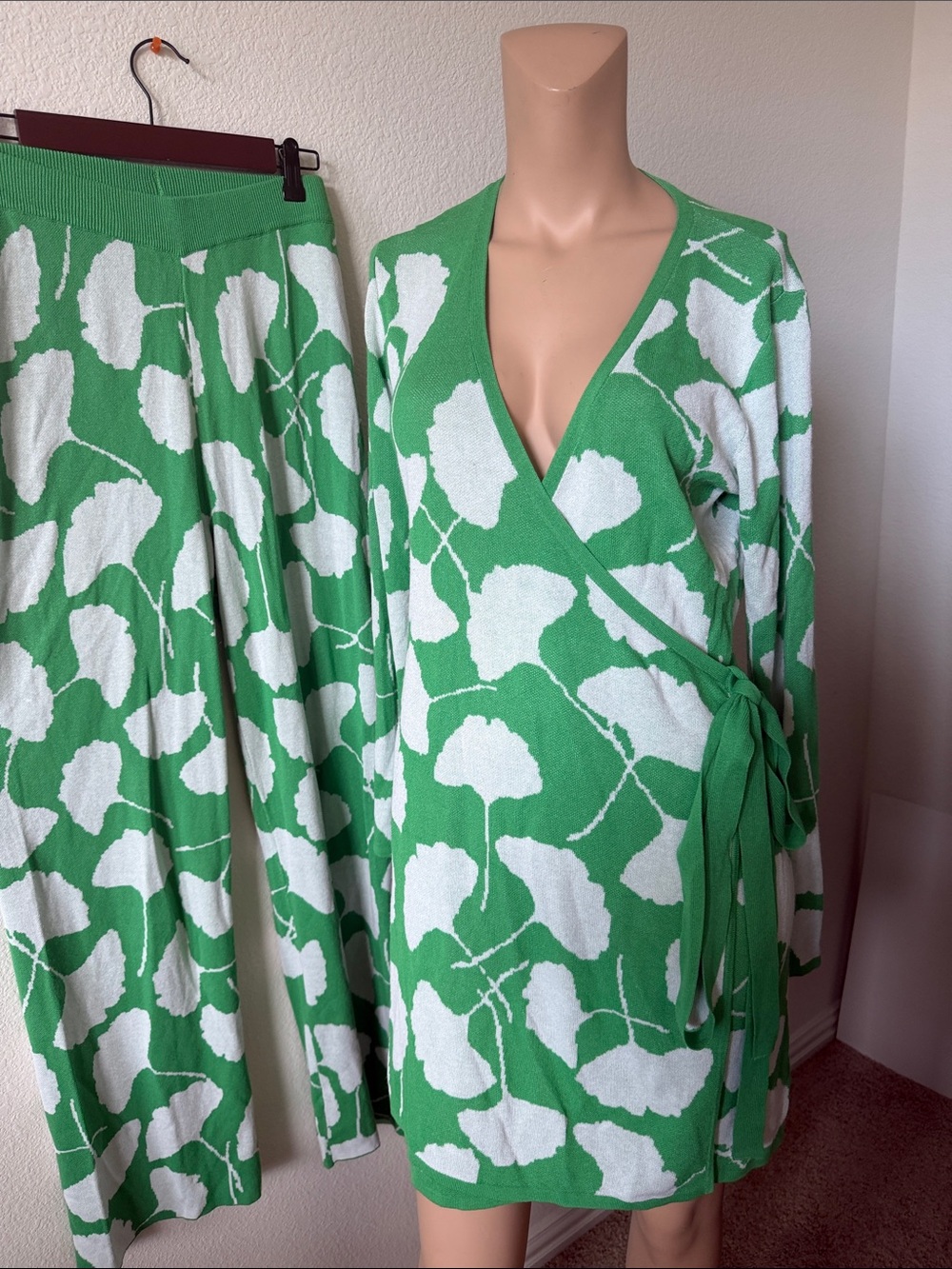 New Diane Von Furstenberg Green & White Floral Wrap Dress + pants size Medium